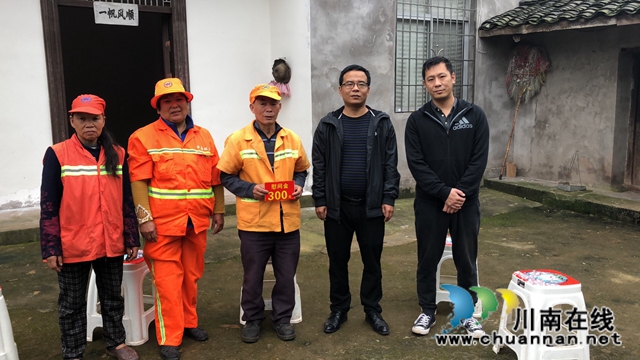 泸县综合行政执法局开展“爱心暖环卫”慰问活动(图1)