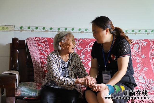 泸县玉蟾街道：“爱心食堂”传递敬老情(图1)