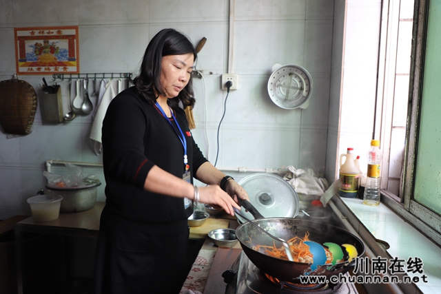 泸县玉蟾街道：“爱心食堂”传递敬老情(图2)