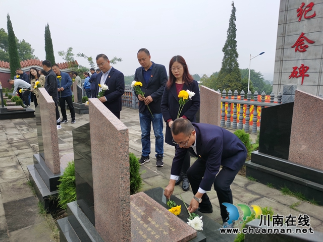 泸县建校开展纪念“抗美援朝70周年”参观泸县烈士陵园主题党日活动(图12)