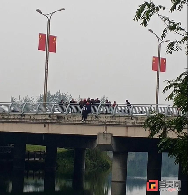 素不相识真英雄！少年欲跳桥轻生，自贡群众上演生死营救