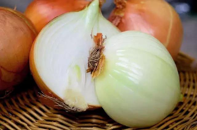 【分享】一姑娘把生洋葱塞进耳朵里睡觉！第二天起床后……