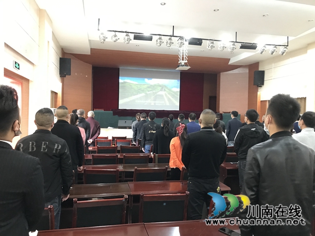 江阳区华阳街道：唱国歌观影片，激发爱国情怀(图1)