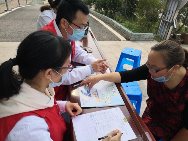 “医体融合，预防卒中” 泸州市人民医院举办2020年世界卒中日义诊活动(图2)