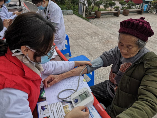 “医体融合，预防卒中” 泸州市人民医院举办2020年世界卒中日义诊活动(图1)