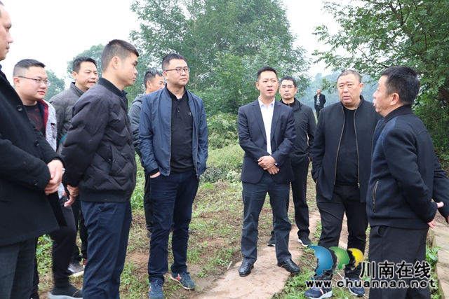 章磊带队巡查龙溪河(图1)