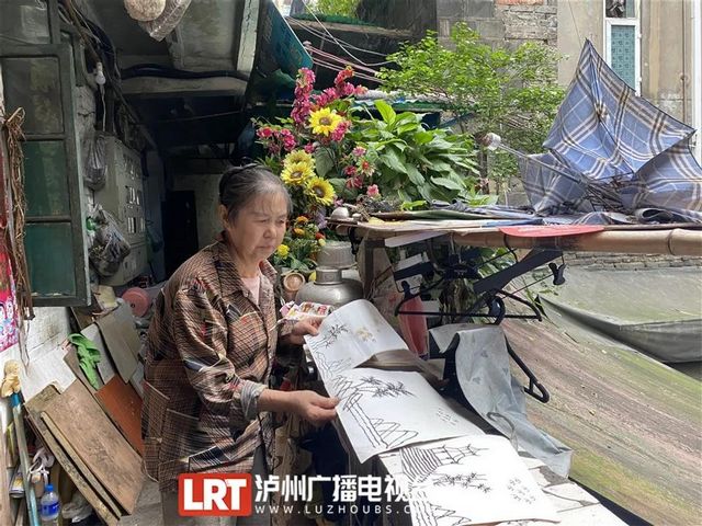 泸州网红奶奶车窗作画画遍泸州 车主：舍不得擦(图7)