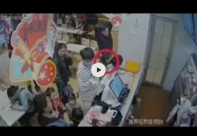 江安一女子顺手牵羊，当面顺走2600元现金！监控录下全过程（附视频）
