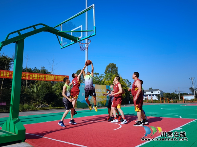 2020四川省“百城千乡万村”全民健身泸县“新康意杯”男子篮球比赛火热进行(图1)