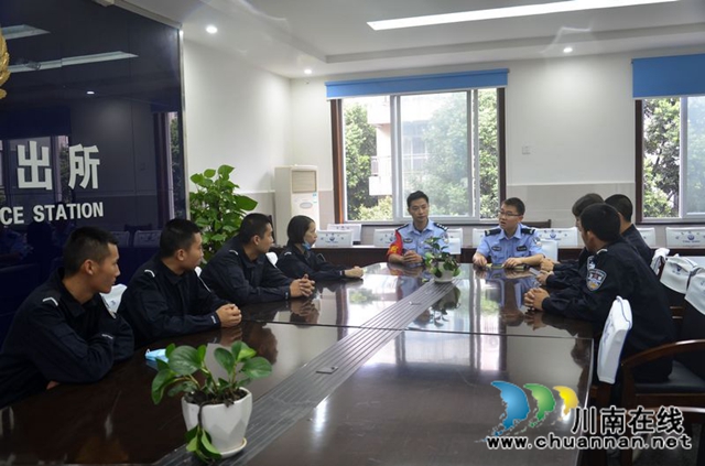 大国点名 四川警察学院警盾志愿者携手社区同行(图2) 大国点名 四川警察学院警盾志愿者携手社区同行(图2)