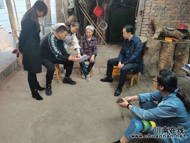 龙马潭区罗汉街道慰问走访精准扶贫户(图1) 龙马潭区罗汉街道慰问走访精准扶贫户(图1)