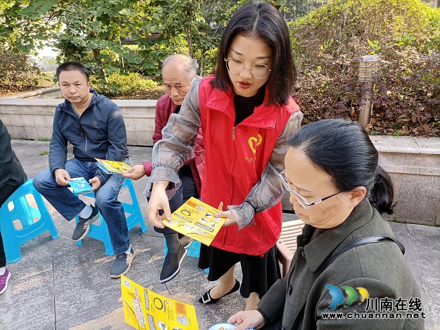   华阳街道：“格格”冬日送暖阳 持续开展平安宣传(图1)
