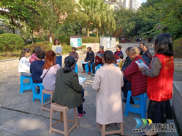   华阳街道：“格格”冬日送暖阳 持续开展平安宣传(图2)