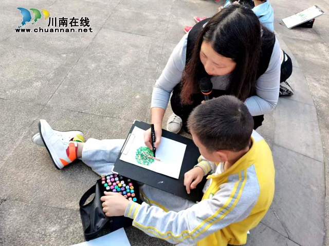 泸县玉蟾街道开展户外儿童绘画写真活动(图2)