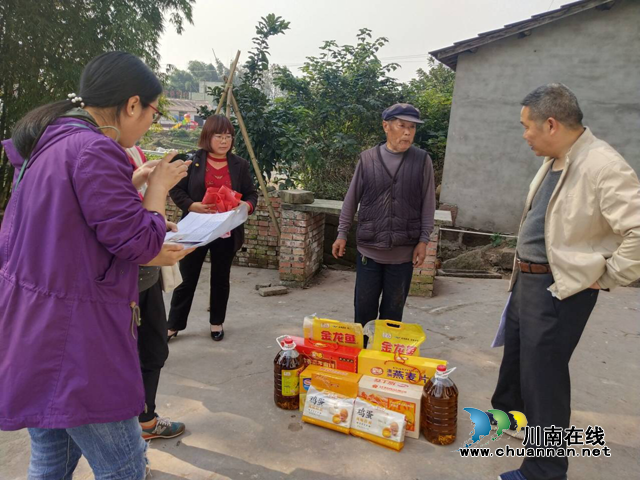 宜宾南溪区长兴镇：爱心企业走访慰问贫困户(图1)