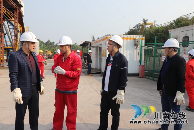 泸县玉蟾街道督查企业安全生产工作(图1)