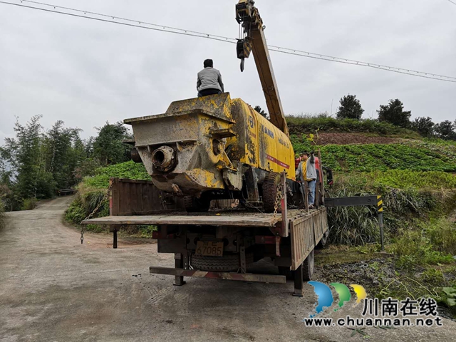 纳溪：执行法官现场释法，巧促设备顺利搬离(图1)