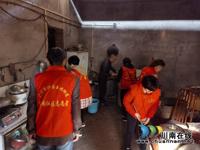 泸县玉蟾街道开展党员志愿者结对帮扶贫困户活动(图1)