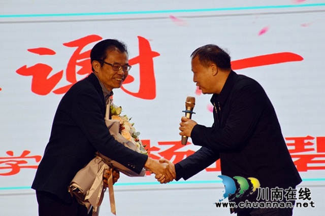 龙马潭区玉带河学校举行退休教师欢送会(图1)