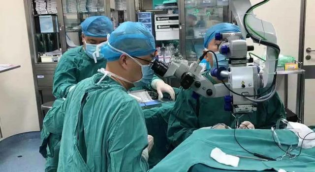 泸州市人医眼科成功开展玻璃体切除术