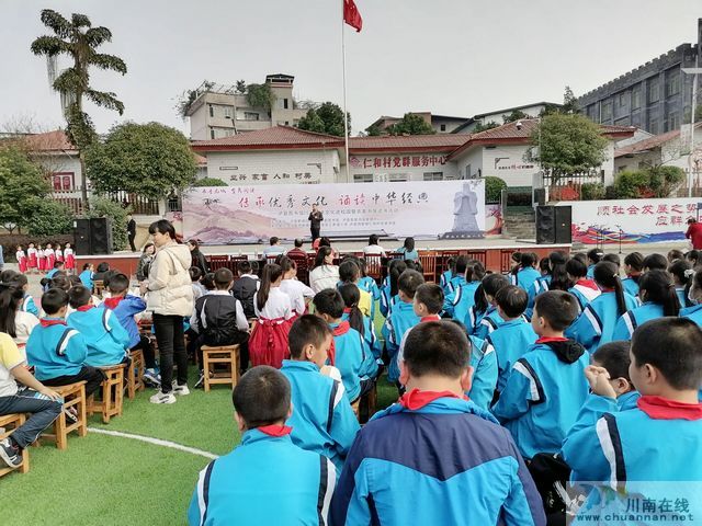 泸县图书馆到得胜小学仁和完小开展读书活动。(图4)