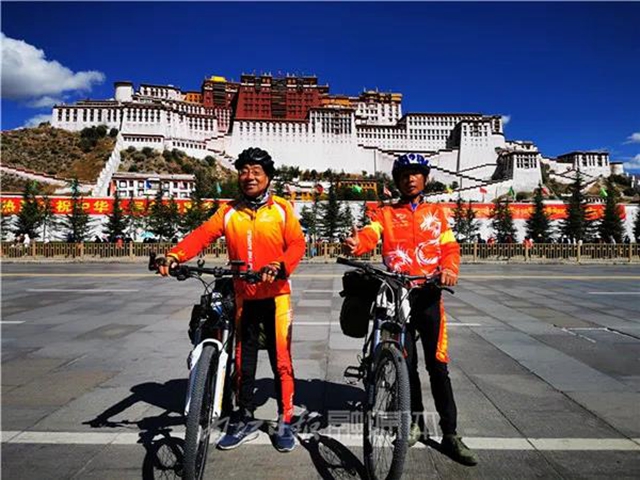24天2160公里！隆昌古稀老人骑自行车到拉萨(图2)