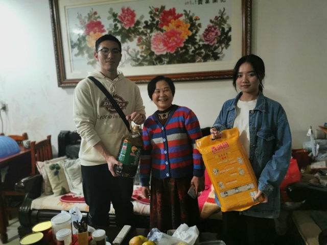 江阳区北城街道报恩塔社区：冬日温情暖人心，志愿者开展宣传慰问活动(图1)