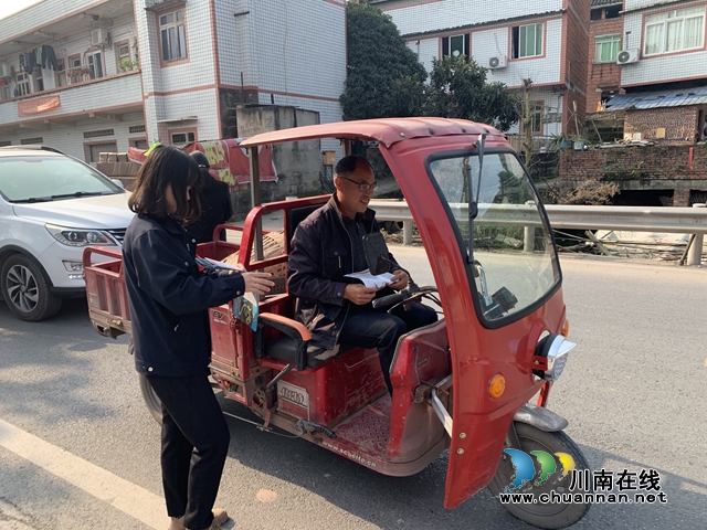 内江经开区靖民镇凉风社区：做好疫情防控，“格格”在行动(图1)