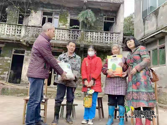 龙马潭区齐家学校开展家庭经济困难学生家访活动(图1) 龙马潭区齐家学校开展家庭经济困难学生家访活动(图1)