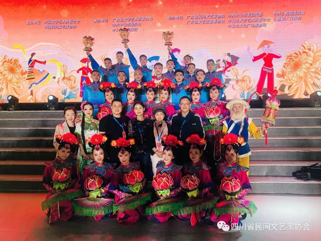 古蔺花灯亮相第十二届中国民间艺术节(图5) 古蔺花灯亮相第十二届中国民间艺术节(图5)