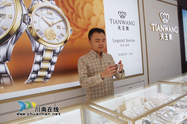 他让老牌钟表店起死回生！泸州90后退伍小伙陈亮宏的手表情缘(图2)