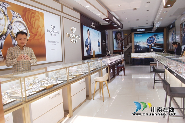 他让老牌钟表店起死回生！泸州90后退伍小伙陈亮宏的手表情缘(图3)