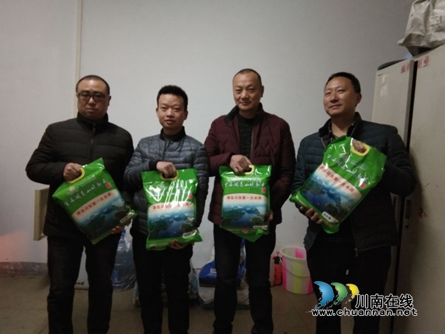 特殊时期，川煤集团芙蓉公司工会把粮袋子发到困难职工手中(图1)