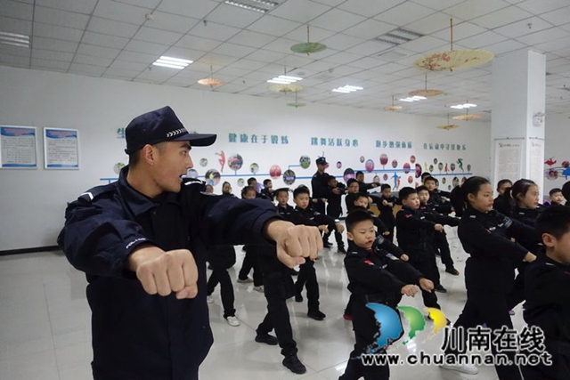 孩子学拳家长听课 泸州市少年警校有点火!(图1) 孩子学拳家长听课 泸州市少年警校有点火!(图1)