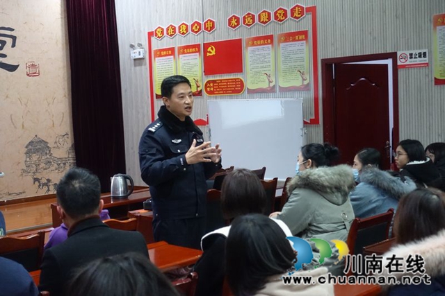 孩子学拳家长听课 泸州市少年警校有点火!(图2) 孩子学拳家长听课 泸州市少年警校有点火!(图2)