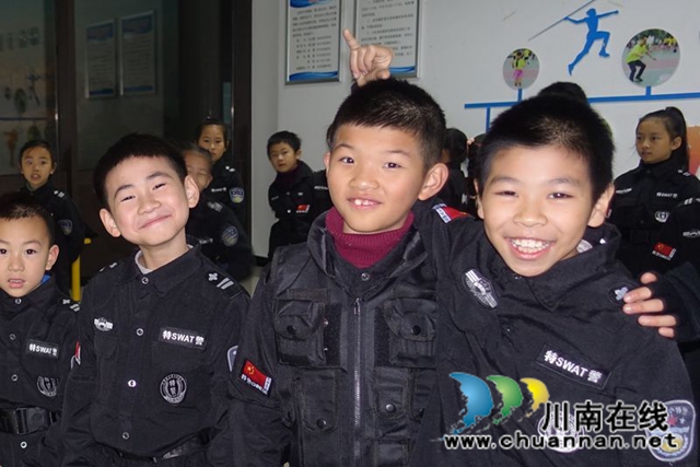 孩子学拳家长听课 泸州市少年警校有点火!(图3) 孩子学拳家长听课 泸州市少年警校有点火!(图3)