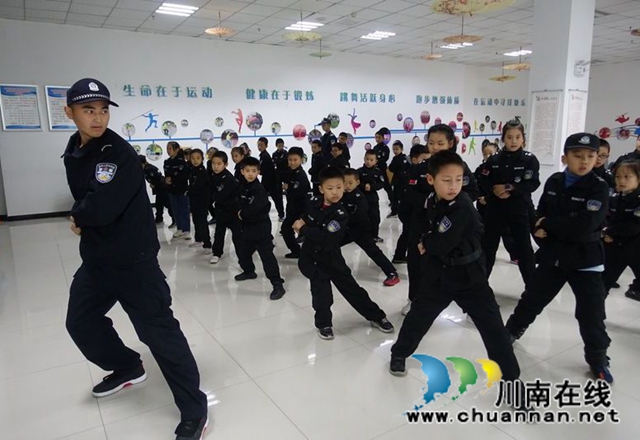 孩子学拳家长听课 泸州市少年警校有点火!(图4) 孩子学拳家长听课 泸州市少年警校有点火!(图4)