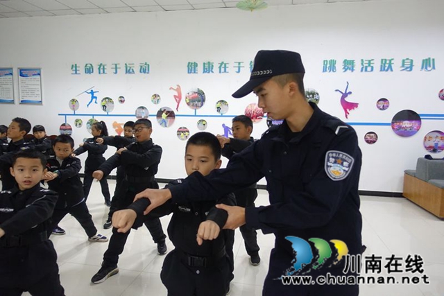 孩子学拳家长听课 泸州市少年警校有点火!(图5) 孩子学拳家长听课 泸州市少年警校有点火!(图5)