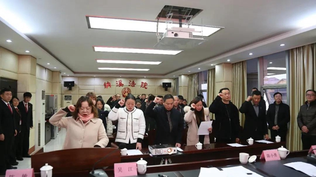 纳溪法院举行新任陪审员宣誓及颁证仪式(图4) 纳溪法院举行新任陪审员宣誓及颁证仪式(图4)