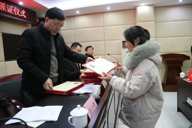 纳溪法院举行新任陪审员宣誓及颁证仪式(图5) 纳溪法院举行新任陪审员宣誓及颁证仪式(图5)