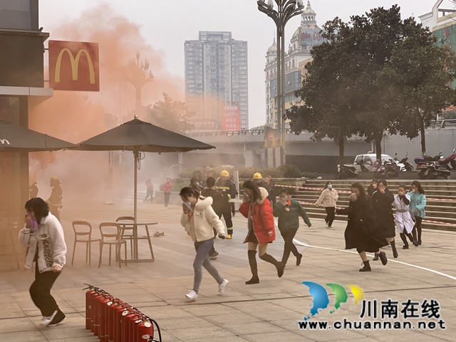 龙马潭区红星街道开展消防大演练(图2) 龙马潭区红星街道开展消防大演练(图2)