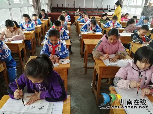 叙永东大街小学举办“升庵杯”书法比赛(图1) 叙永东大街小学举办“升庵杯”书法比赛(图1)