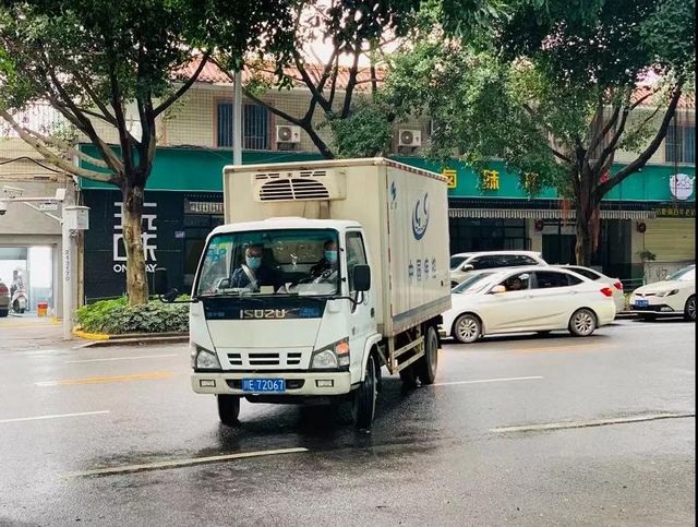 32箱蒙古国捐赠羊抵达泸州,有医生将羊肉送给养老院(图1) 32箱蒙古国捐赠羊抵达泸州,有医生将羊肉送给养老院(图1)