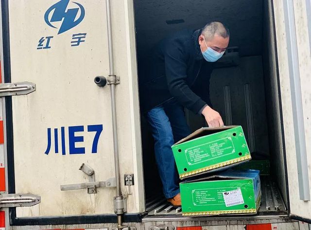 32箱蒙古国捐赠羊抵达泸州,有医生将羊肉送给养老院(图2) 32箱蒙古国捐赠羊抵达泸州,有医生将羊肉送给养老院(图2)