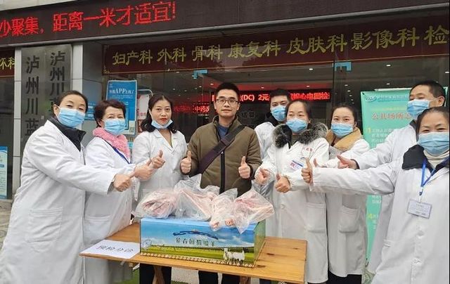 32箱蒙古国捐赠羊抵达泸州,有医生将羊肉送给养老院(图6) 32箱蒙古国捐赠羊抵达泸州,有医生将羊肉送给养老院(图6)