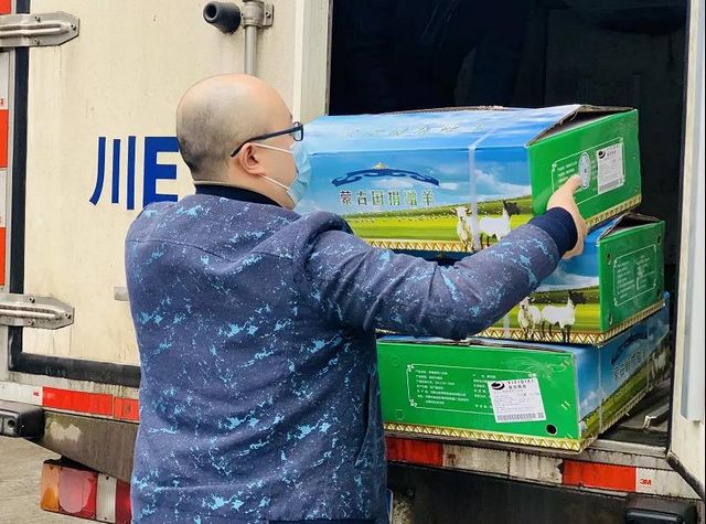 32箱蒙古国捐赠羊抵达泸州,有医生将羊肉送给养老院(图3) 32箱蒙古国捐赠羊抵达泸州,有医生将羊肉送给养老院(图3)