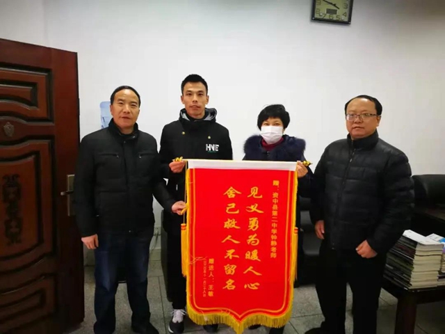 终于找到你！内江这位人民教师跳进沱江河救起落水老人
