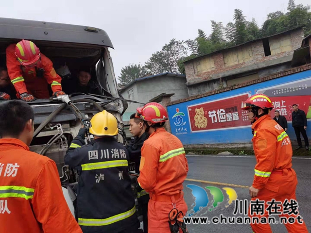 泸州：水泥罐车追尾拖挂车，消防13分钟救出被困司机(图2)