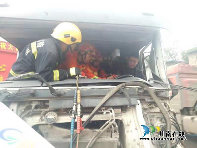 泸州：水泥罐车追尾拖挂车，消防13分钟救出被困司机(图3)