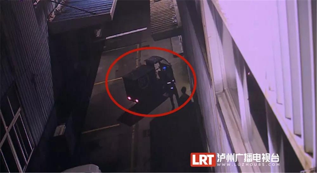 分批盗窃嫌太慢，泸州男子竟然让快递上门“拉货”？(图2)